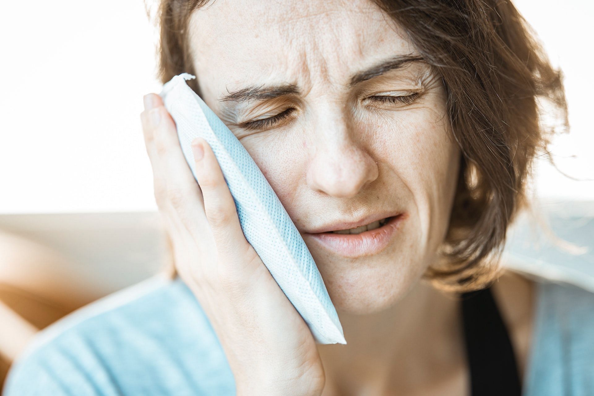 Use a cold compress. (Image via Pexels/Engin Akyurt)